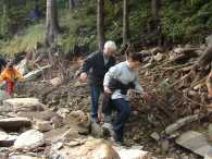 Durch das Hochwasser beschädigter Wanderweg...